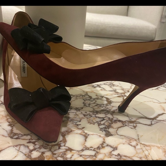 Manolo Burgundy Swede heels with black bow - Picture 7 of 11